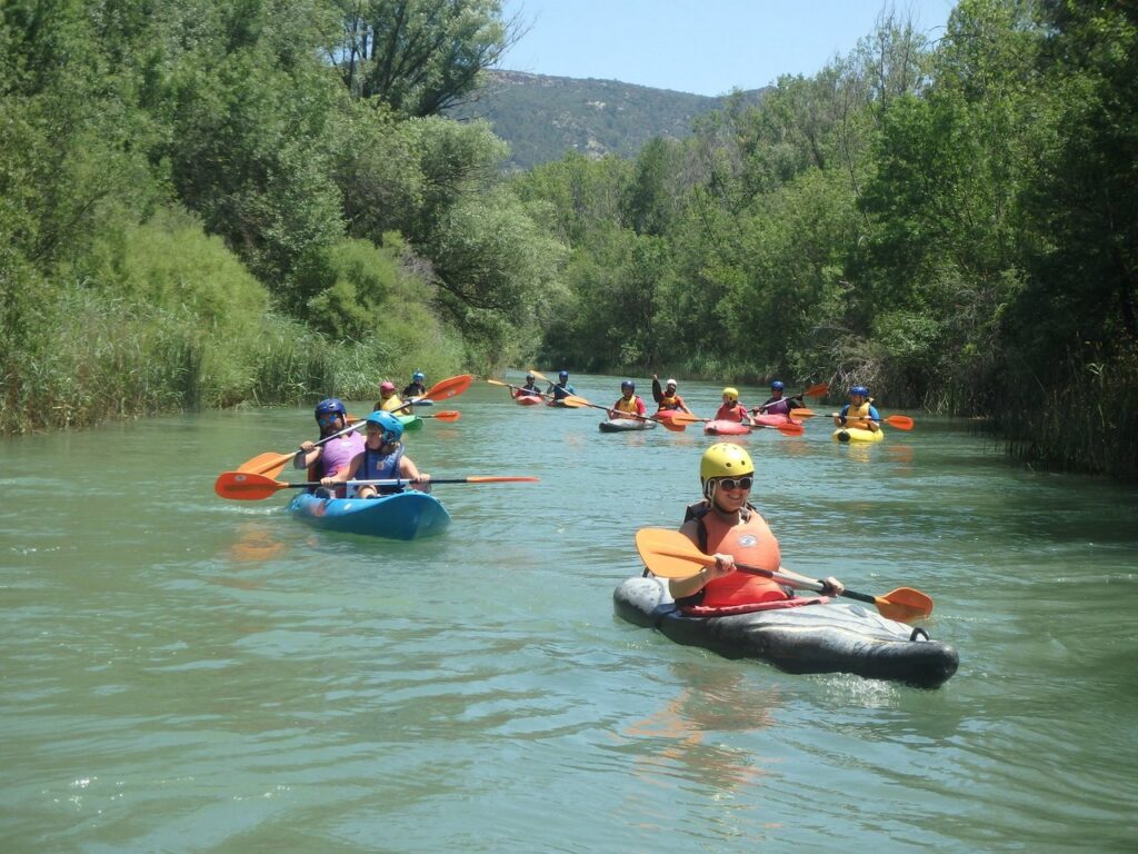 Grupo de personas descendiendo el río con piragüas