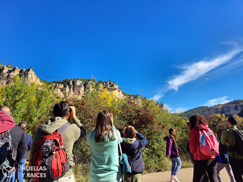 Grupo de personas disfrutando de una actividad de senderismo interpretado en la Serranía de Cuenca